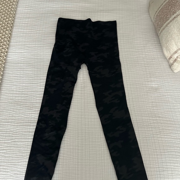 SPANX Black Camo Leggins - Picture 5 of 5